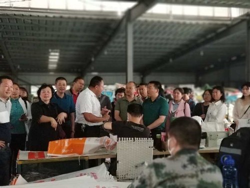 学员在昆明塑发参观