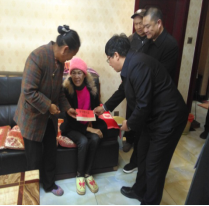 为残疾群众发放慰问金