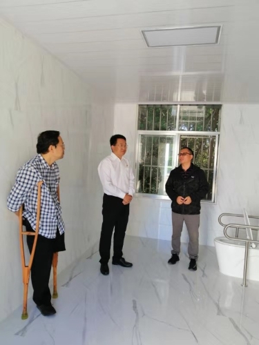 2019年10月石林副县长周林春检查鹿阜街道无障碍卫生间建设情况