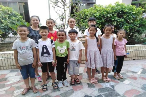 让爱成书爱心全家福拍摄扶志行动