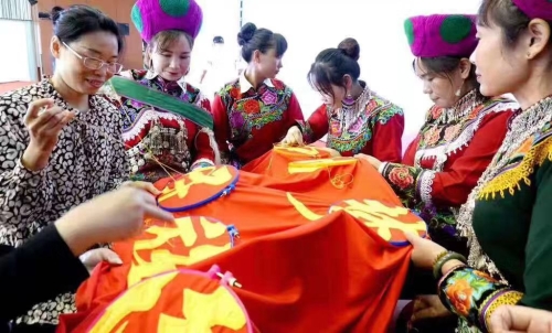 自强自立，用双手绣出美好新生活2