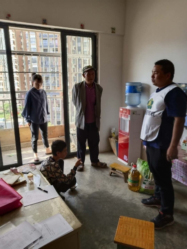 走访困难残疾人家庭