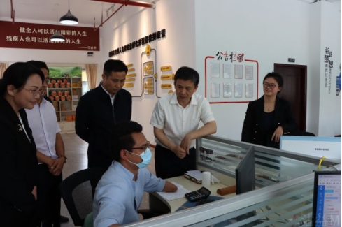 图为调研组一行调研曲靖市残疾人电子商务孵化基地