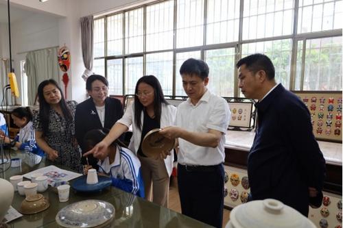 图为调研组一行调研曲靖市特殊教育学校