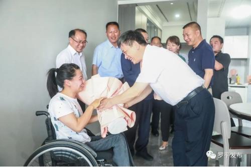 图为调研组一行看望冬残奥会运动员
