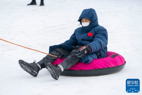 图为现场嘉宾在启动活动上体验雪圈项目