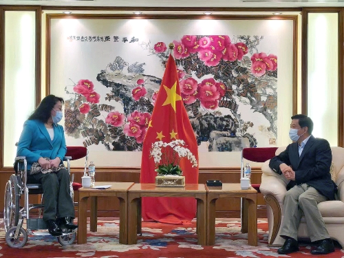 图为张海迪与驻泰国大使韩志强会谈