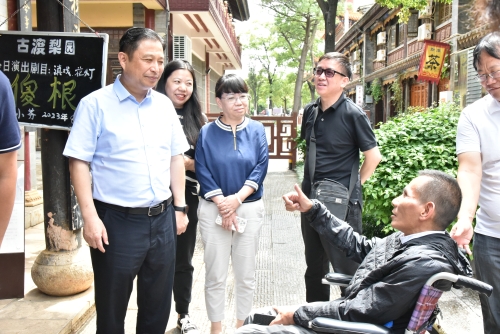 调研组领导与古渡梨园馆长——坐在轮椅上守护滇剧传承梦想的张雄先生互动交流2