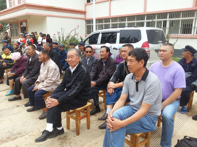 （老促会、老龄办、晋宁县残联、县就业局领导观看演出）