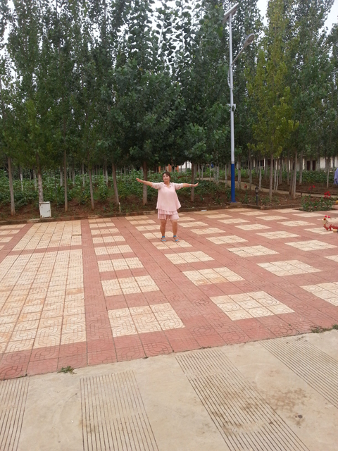 （舞蹈表演：《小苹果》表演者：何芮）