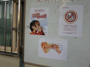 张贴&ldquo;爱耳日&rdquo;宣传材料