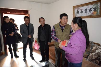 市人事局和市残联领导慰问呈贡区困难残疾人