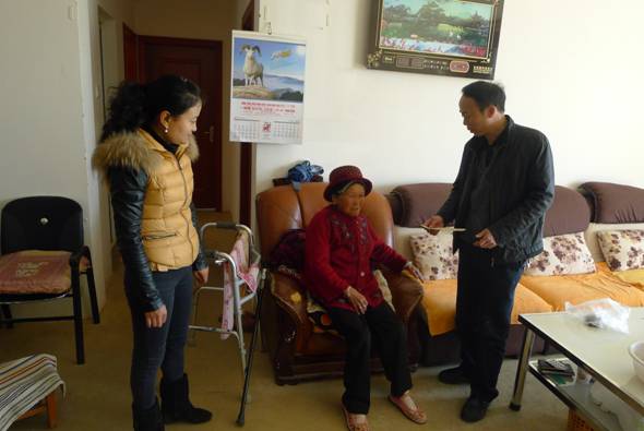 区残联支部书记慰问中庄困难残疾人