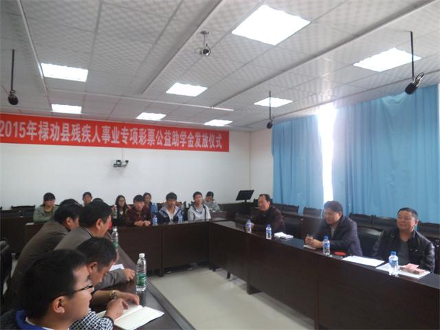 县残联党支部深入县实验中学发放贫困