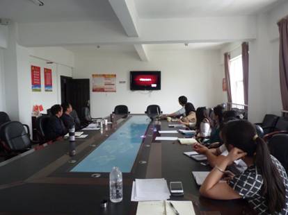 区残联全体观看电教片