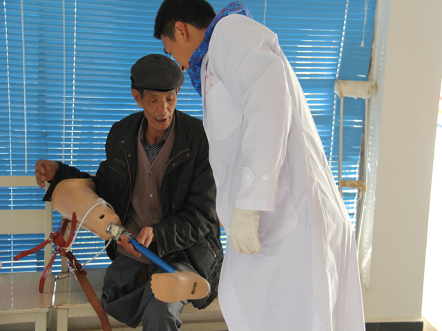 为残疾人安装义肢