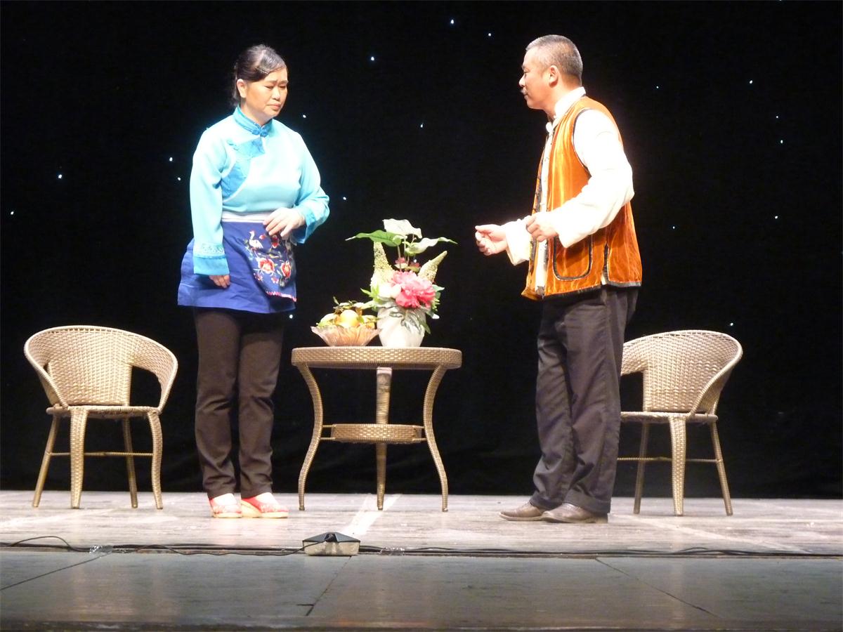 吕大姐在演花灯