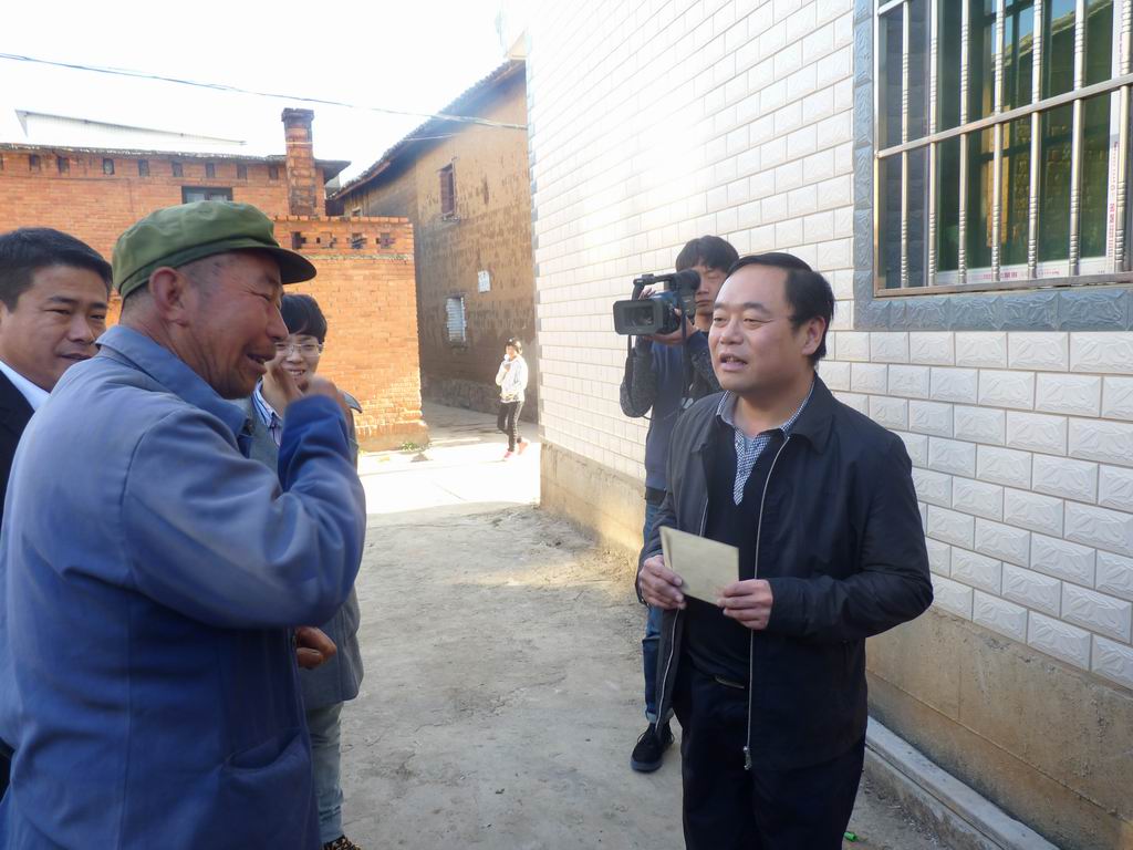 慰问领导与残疾人亲切交谈