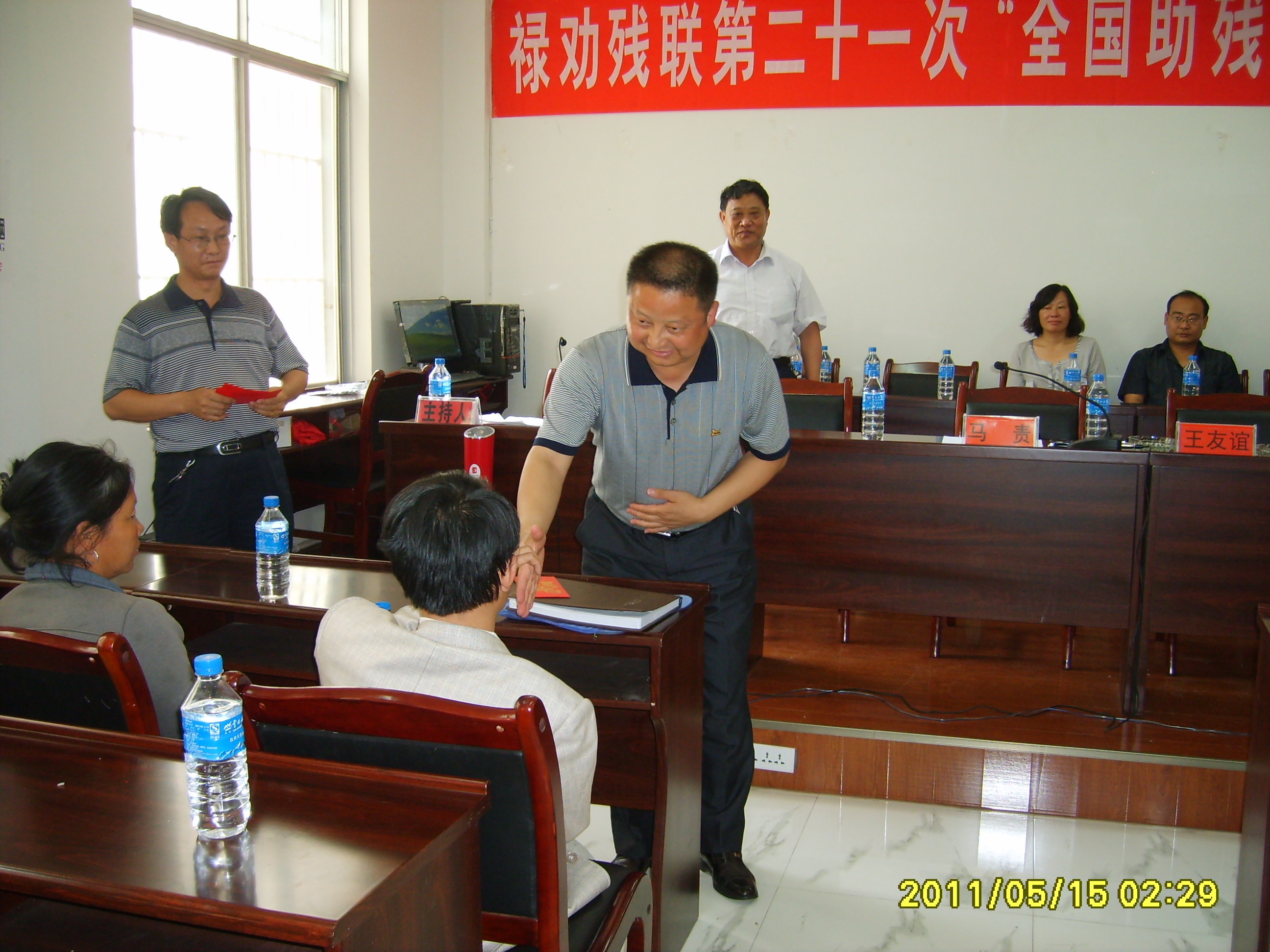 县领导慰问残疾人学生